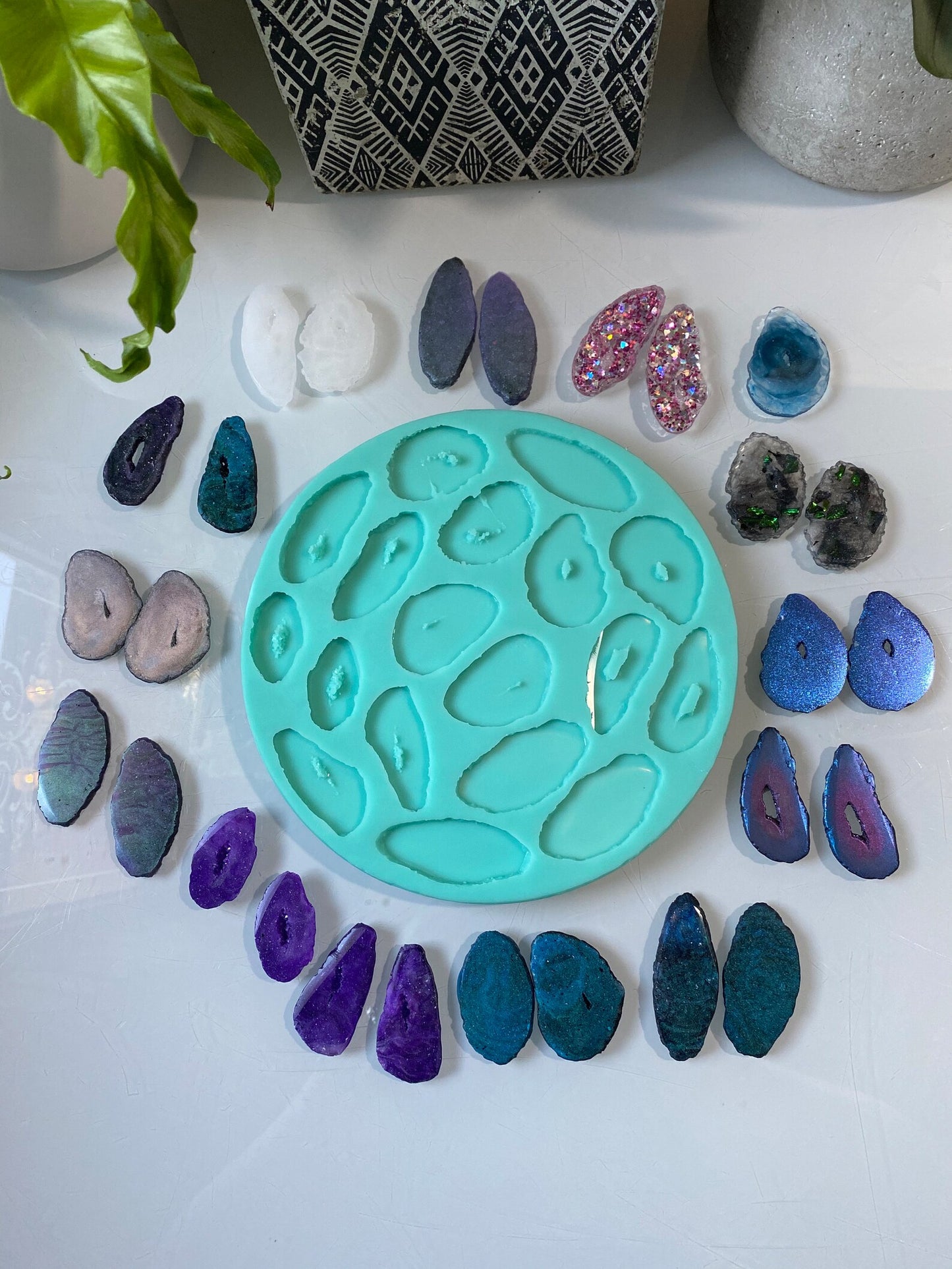 XL Agate Crystal Palette Silicone Mould. 9 Matching pairs. 18 total individual pieces. Make resin earrings, pendants, magnets key-chains